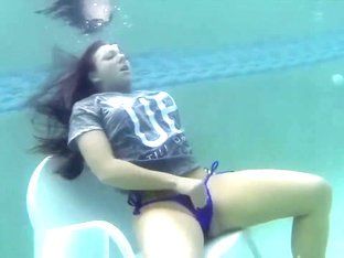 Girls breath share underwater