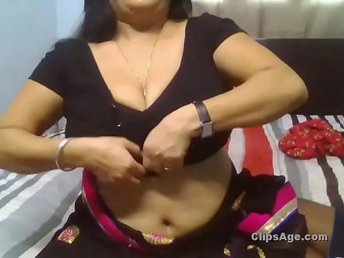 Beautiful best boobs on saree