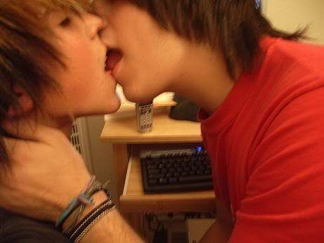 Hot emo lesbians kissing