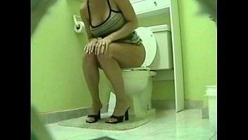 Girl pooping and peeing on xhamster