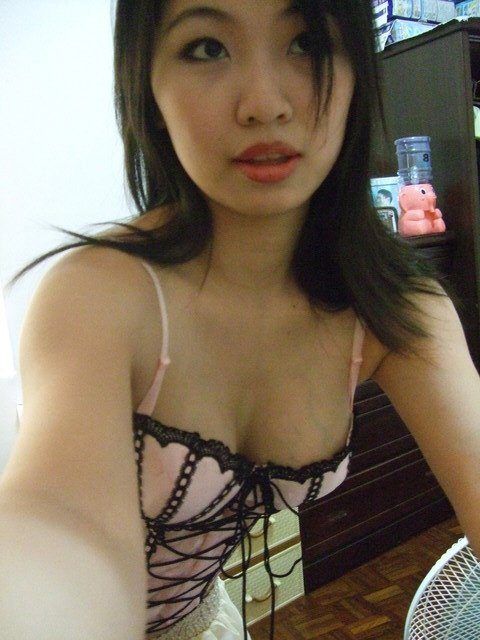 Taiwanese girl gamer naked