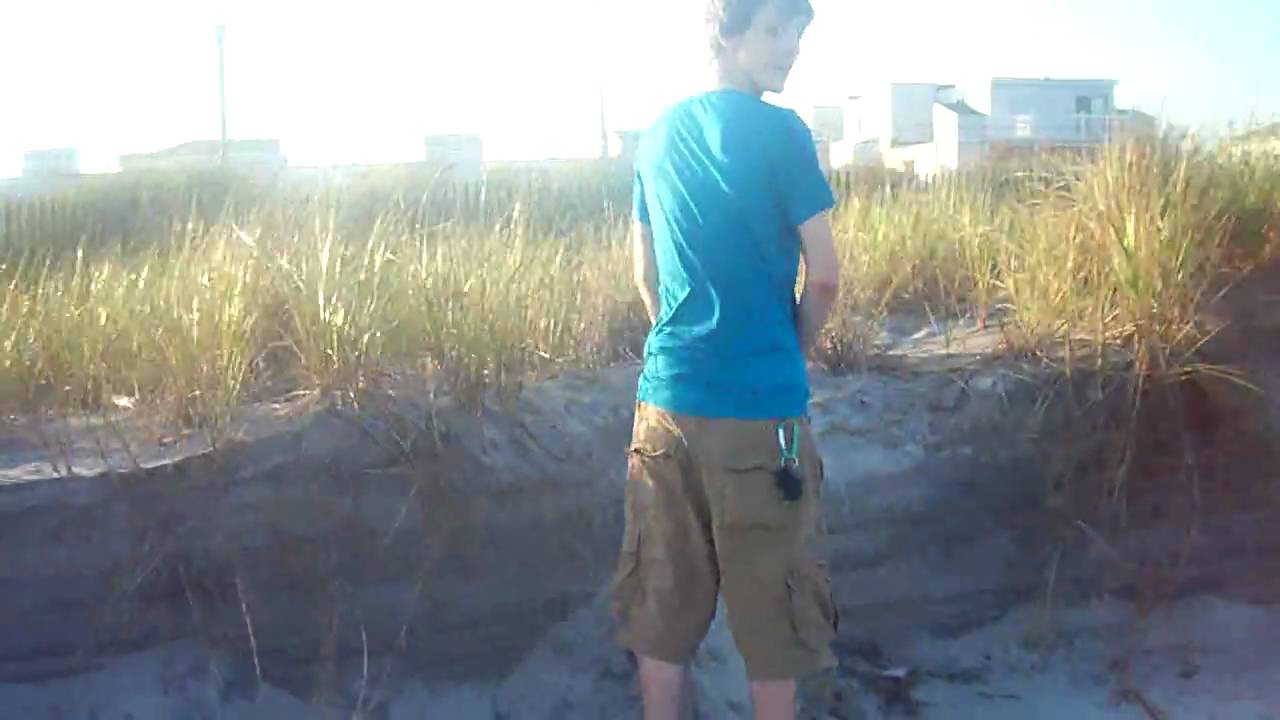 Lady reccomend Peeing on the beach