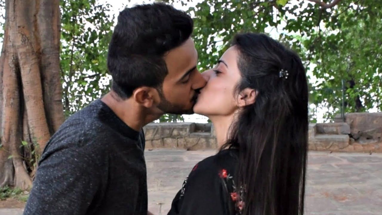 Drum reccomend Indian beautiful girls kissing men