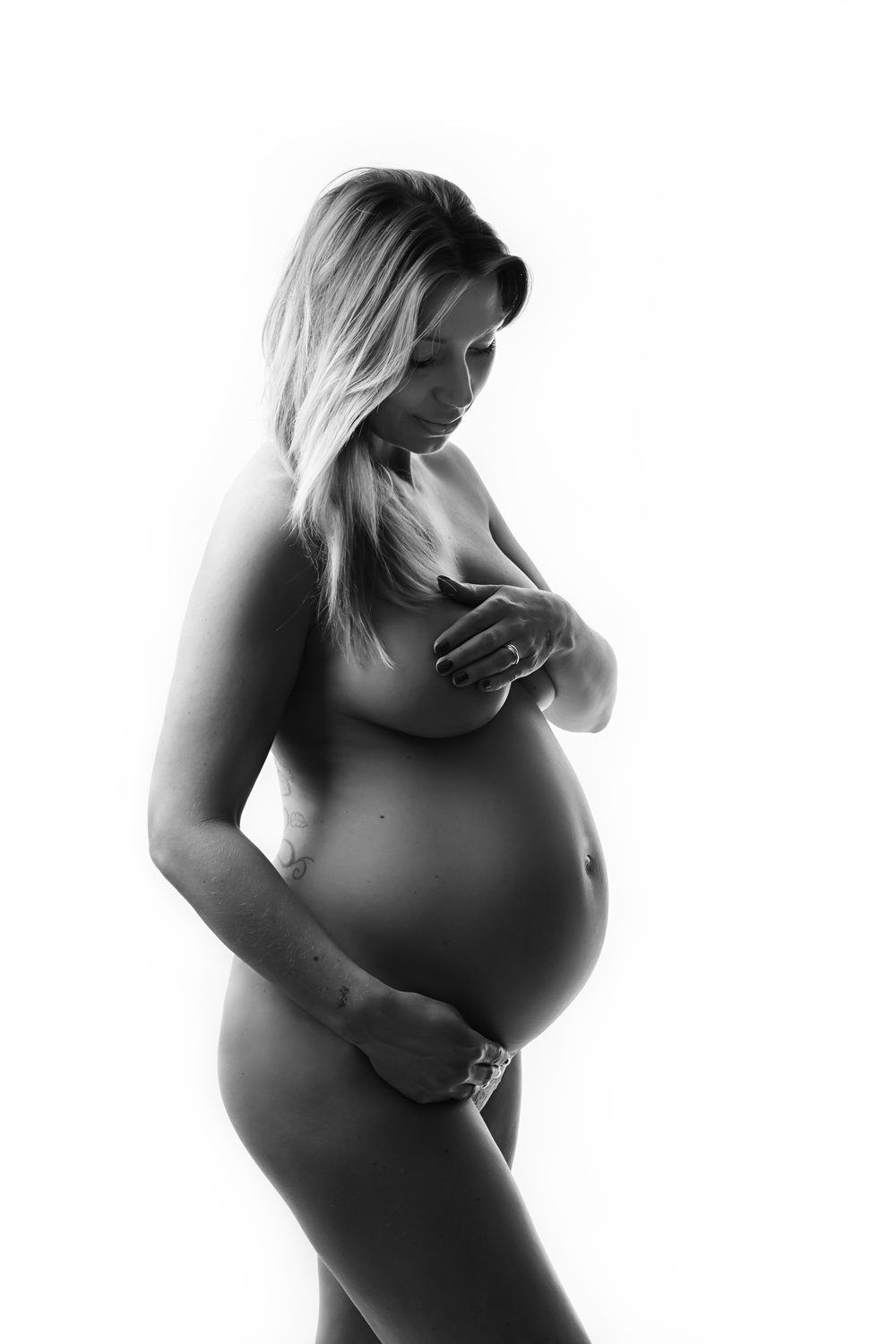 Nude in pregnancy photoshoot