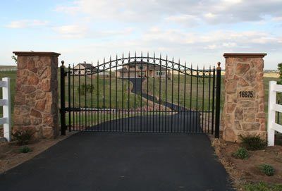 Single swinging access gate